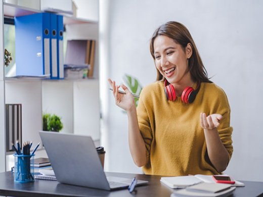 Student Learning Using Laptop in Home - Educational Courses or Training Seminars Online.